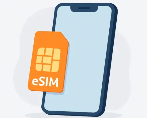 Smartphone moderno con icono eSIM sobre fondo claro, representando operadores low cost con eSIM.